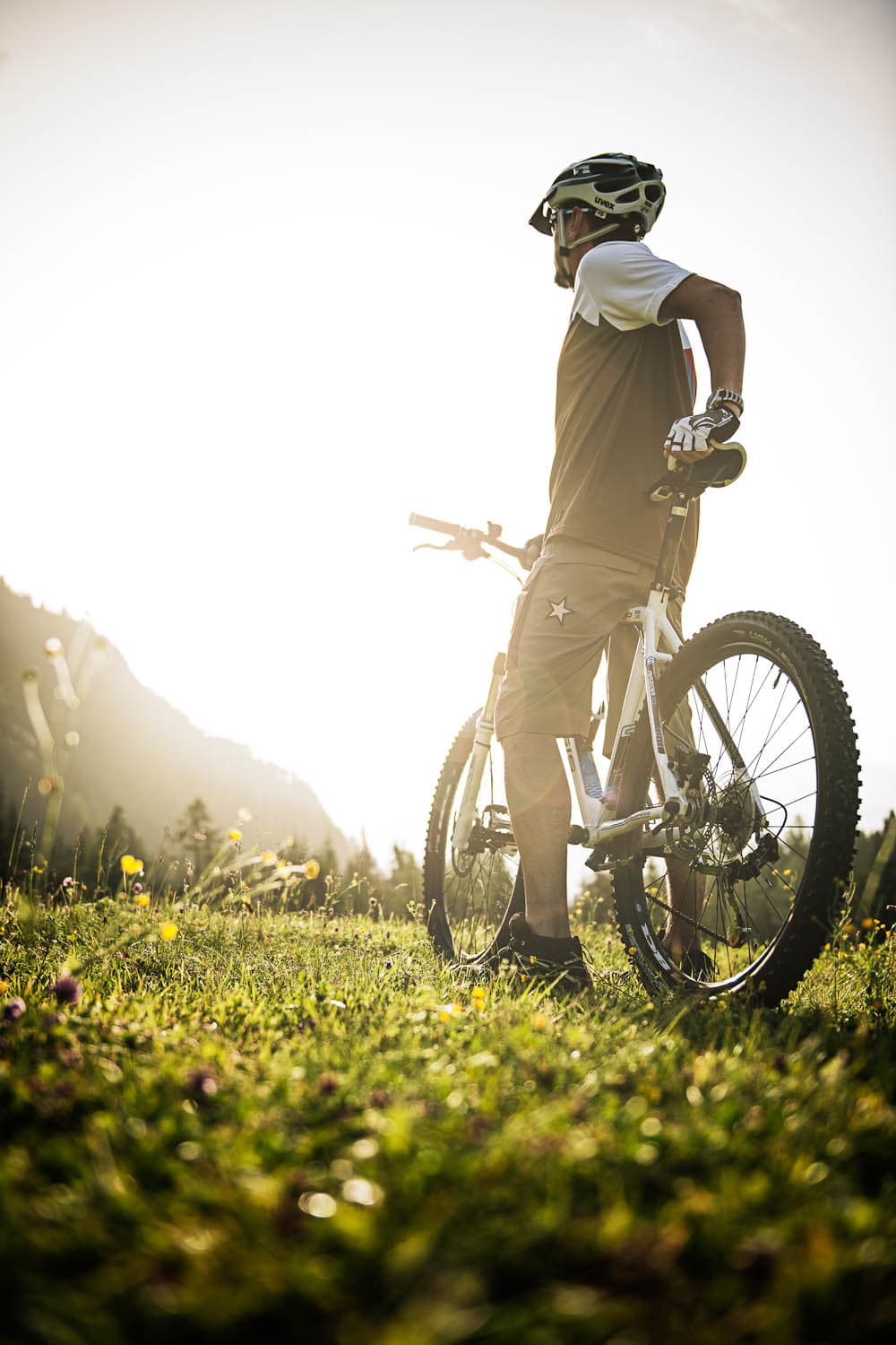 Mountainbiker vor Sonnenuntergang